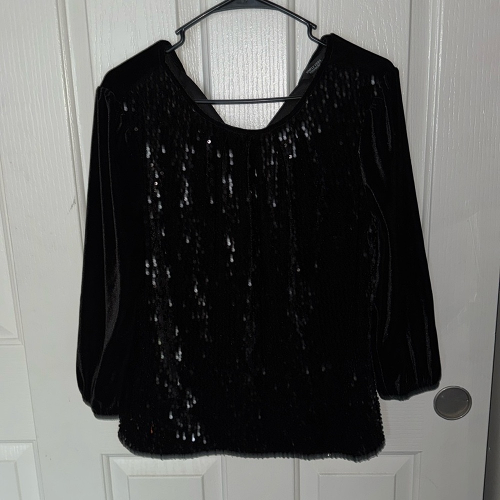 Simply Vera Vera wang! Sequined and velvet top!